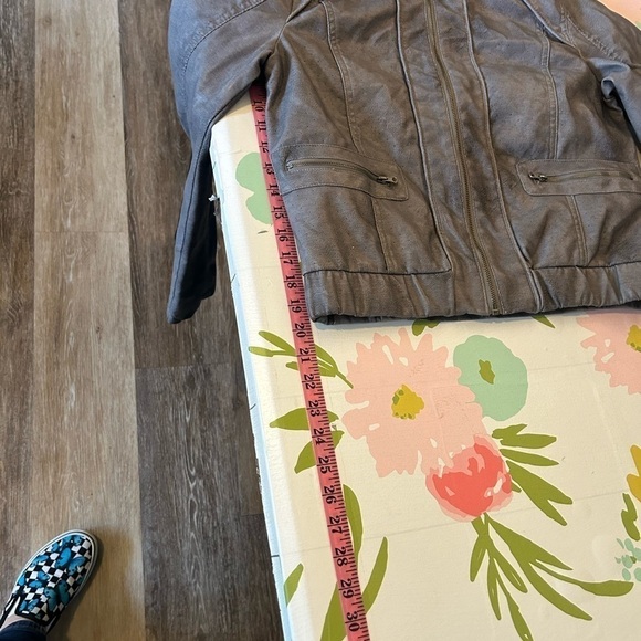 MISS LONDON FAUX LEATHER HOODIE
- WOMEN'S SIZE MEDIUM - Picture 9 of 11